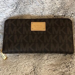 MICHAEL KORS JET SET PVS SIGNATURE CONTINENTAL XL